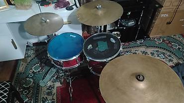 mikrofon mini: Baraban dəsti – 3 zərb aləti + zillər Komplekt: - Snare baraban (mavi — 1