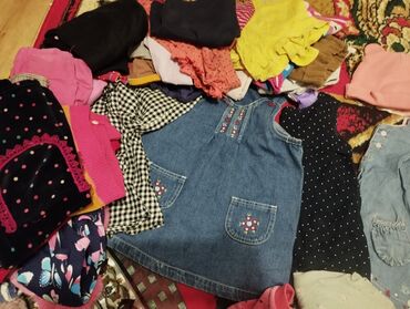 Верхняя одежда: Много детских вещей.от года до двух лет