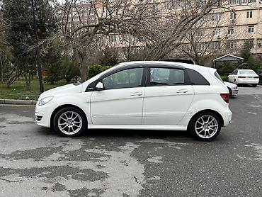 mersedes b klass: Mercedes-Benz B 180 – ağ rəngli, 5 qapılı kompakt hetçbek. İdeal — 3