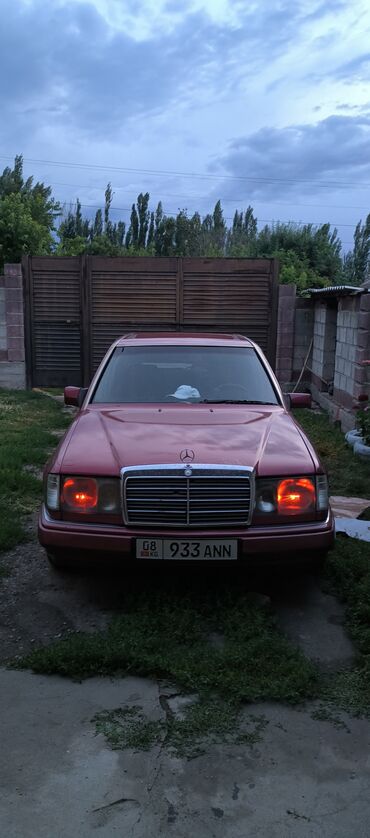 mercedes банан чёрного цвета: Mercedes-Benz W124: 1993 г., 2.2 л, Механика, Бензин, Седан