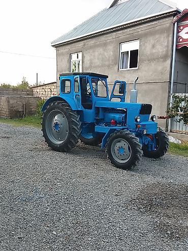 tractor belarus 1221: Mavi rəngli təkərli kənd təsərrüfatı traktoru. Xüsusiyyətlər: - Ön və — 1