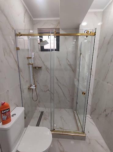 Душевые перегородки и ограждения: Стеклянные прямые душевые перегородки из закаленного стекла. Тип — 9