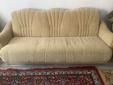 Диваны: Продаю диван с двумя креслами
