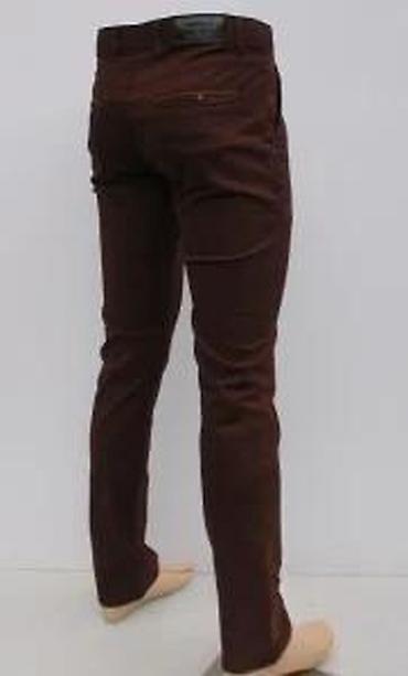 Pantalone: Muške pantalone u tamno braon boji, stilizovane kao čino pantalone — 18
