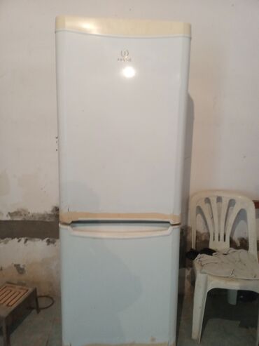 soyuducuya qaz vurulmasi: Б/у Двухкамерный Indesit Холодильник цвет - Белый