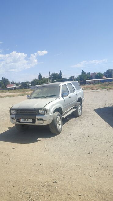 домкрат для авто: Внедорожник Toyota 4Runner в серебристом цвете, оснащенный багажником