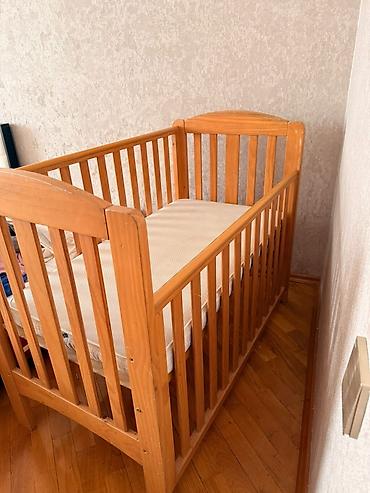 d10 mebel: Oğlan və qız üçün, İşlənmiş, Dördbucaq, Beşik, Dəstsiz, Matras ilə, Yellənmə mexanizmsiz — 3