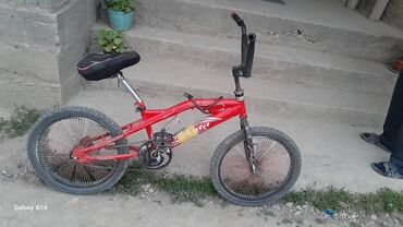 велосипед трюковой bmx: Продам BMX для трюков,спиц много выдержат большой вес,сидение