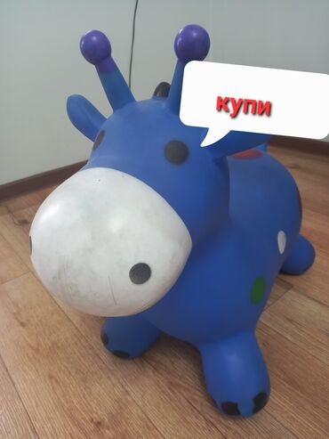 Игрушки: Надувной игрушечный жираф синего цвета. Имеет удобную форму для
