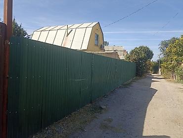 дача пригородный: Продаётся участок с жилым домом и высоким забором из профнастила — 2