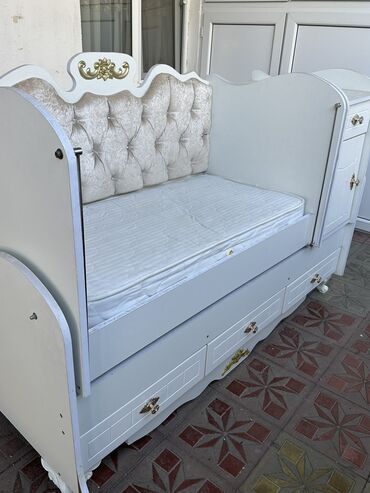 Uşaq və gənc otağı üçün dəstlər: Oğlan və qız üçün, İşlənmiş, Çarpayı, Matras ilə