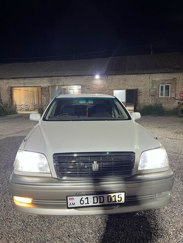 краун 2004: Продается Toyota Crown в белом цвете. Автомобиль имеет двухцветный
