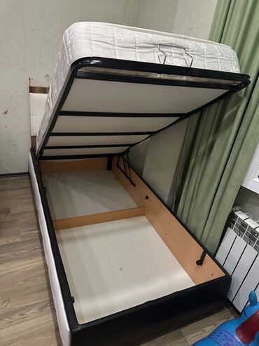 Кровати: Б/у, Односпальная кровать, С подъемным механизмом, Без выдвижных ящиков