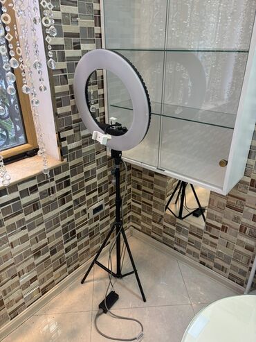 ag tukler ucun lazer: LED ring işıq və tənzimlənən ştativ dəsti

- Dairəvi LED işıq