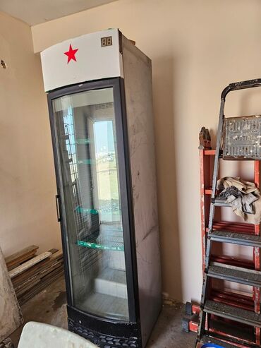 Soyuducu vitrinləri: Soyuducu dolab, içərisində məhsulları sərin saxlamaq üçün nəzərdə