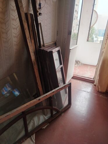 5 15 taxtalar: Ev təmir olunduğu üçün evdə olan işlənmiş taxta qapılar pəncərələr