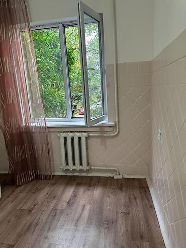 жалюзи для офиса: 3 комнаты, 58 м², 10 мкр 104 серия, 2 этаж, Косметический ремонт — 5