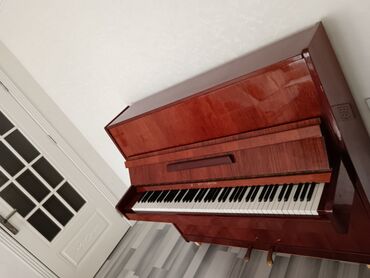 Pianolar: Akkustik piano – şaquli model (upright). Gövdə parlaq cilalı tünd — 1