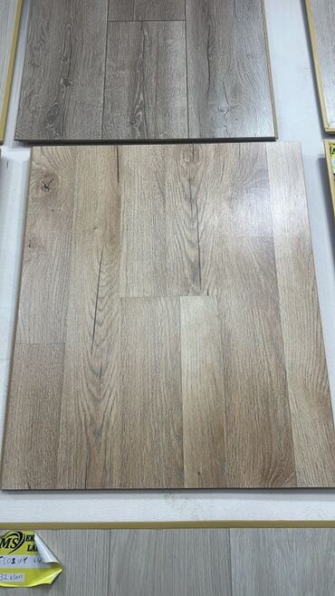 Laminat: Ağac naxışlı laminat döşəmə paneli - Təbii ağac teksturasını verən — 13