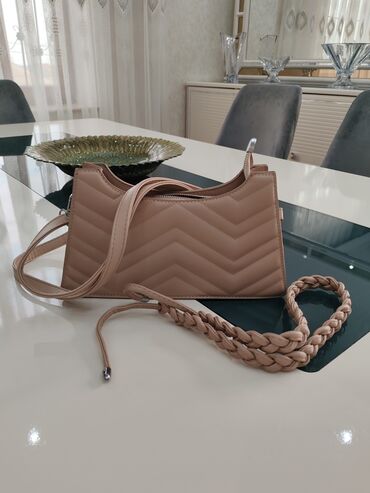 Çantalar: Zərif dizaynlı qadın çantası - Rəng: bej/nude - Material: yumşaq süni