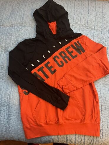 Bodi: Terranova kapüşonlu sweatshirt - Model: Freestyle “Skate Crew” yazılı