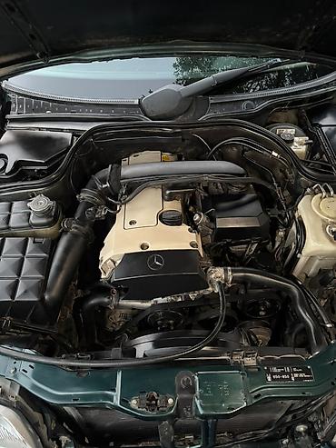 audi a8: Mercedes-Benz C-Class: 1.8 l | 1998 il Sedan — 5