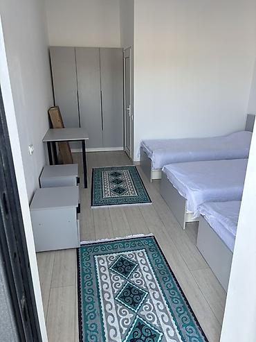 studio apartment: Комната с 3 односпальными кроватями и отдельным санузлом - Формат — 3