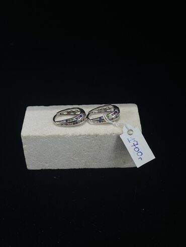 Серебряные серьги: Элегантные серьги-кольца серебристого цвета, украшенные россыпью — 18