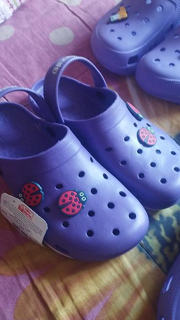 синие туфли: Crocs tərlikler Türkiyənindi tek tek qalib deyə endirim edilib — 4