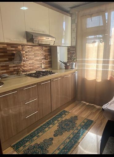 Uzunmüddətli kirayə mənzillər: Mənzilin təqdimatı: - Geniş və işıqlı zal: divara quraşdırılmış — 8