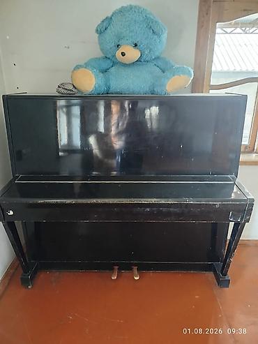 səs yazıcı: Upright pianino – klassik qara rəngli, taxta korpuslu model. - Dik — 1
