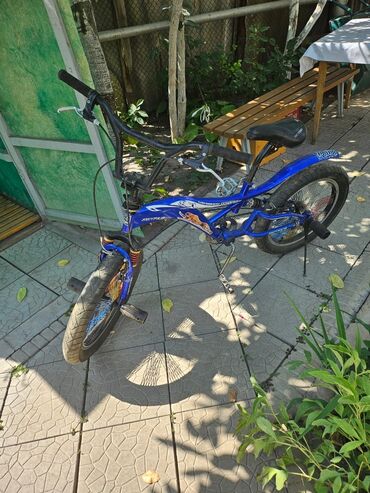 трехколесный велосипед поза: Спортивный велосипед BMX синего цвета, предназначенный для выполнения