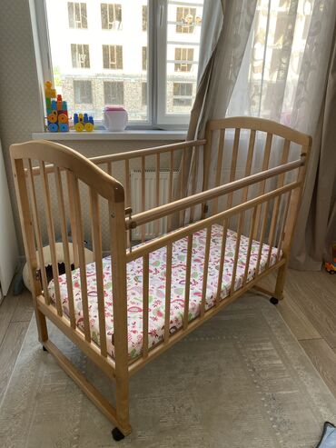 мебель королевский: Детская кроватка с матрасом. На колесиках, можно спокойно передвигать
