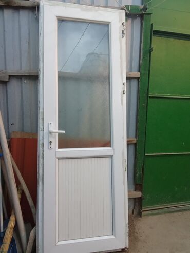 Фурнитура и комплектующие: Əla vəziyyətdədir,plastik qapı buzlu şüşə ilə 217×76 ünvan Razin