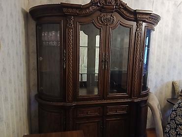 Klassik üslubda vitrin-bufet - Material: tünd ağac tonlarında