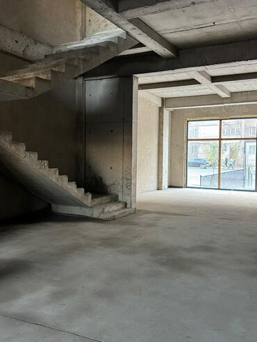 купить комнату в общежитии с санузлом: Коммерческое помещение с витражными окнами и собственным входом с