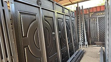 Распашные ворота: Металлические ворота с декоративными элементами предлагают прочное и — 10