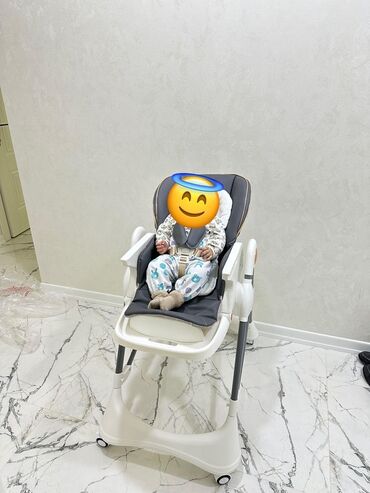 yemek qizdiran soba: Uşaqlar üçün təkərlər üzərində ağ rəngli yüksək oturacaq. Bu oturacaq