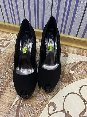 Tuflilər: Qadın ayaqqabısı – klassik qara rəngdə, burun hissəsi açıq (peep-toe) — 2