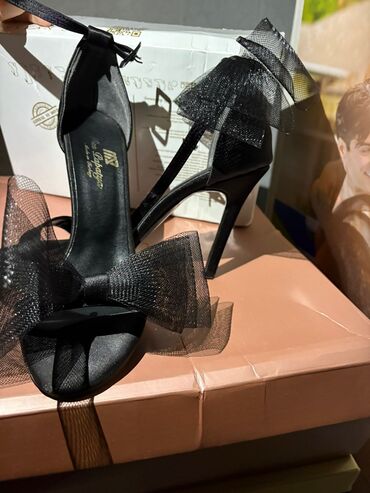 Çəkmələr: Tuflilər, Bershka, Ölçü: 38, rəng - Qara, Yeni