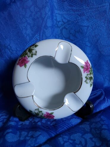 Stare vaze i dekor: Kineska nova porcelanska pepeljara iz 70ih. godina — 1