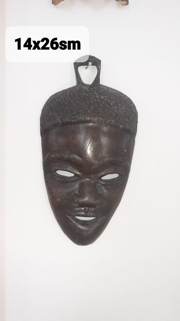 dekorativ əşyalar: Afrika masksı. Originaldır. Zimbabvedən gətirilib. Qara ağacdan əl