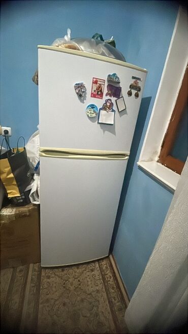 Blenderlər: İki qapılı soyuducu - Rəng: ağ - Üstdə dondurucu bölmə, altda əsas