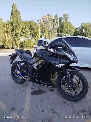Спортивный мотоцикл в чёрном цвете с обтекателями full-fairing