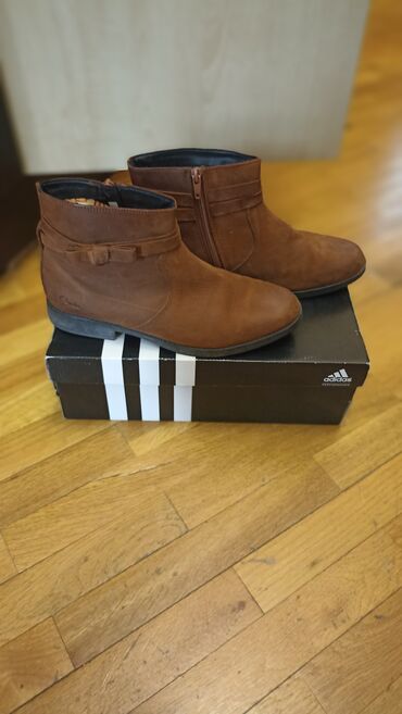 Makasin və loferlər: Clarks qadın botları - Model: qısa boğazlı, yandan fermuarlı - Rəng