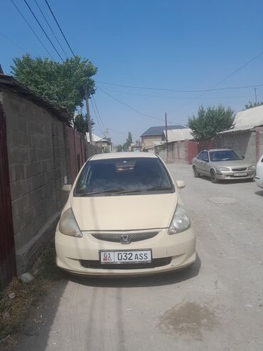 рейка на хонда фит: Хэтчбек Honda Fit бежевого цвета, представленный на снимках
