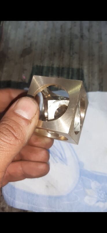 qızıl zinət eşyaları: Bu kvadrat xowgorunuslu suviner metaldan hazirlanir isteyenler