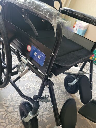 инвалидные коляски с электроприводом бу: Продаю инвалидную коляску новая,с тормозными функциями.Очень крепкая