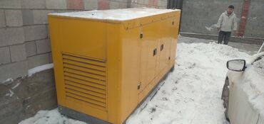 движок генератора: Мощный дизельный генератор в защитном кожухе, модель TTS-100