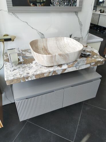 Hamam üçün aksessuarlar: Qəşəng, oval formalı, ağ və bej rənglərdə mərmər lavabo. Mərmər üstü
